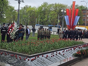Состоялось торжественное возложение венков и цветов к братским могилам